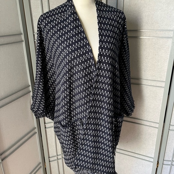 ELIZABETH and JAMES Cape XS/S - Picture 1 of 9